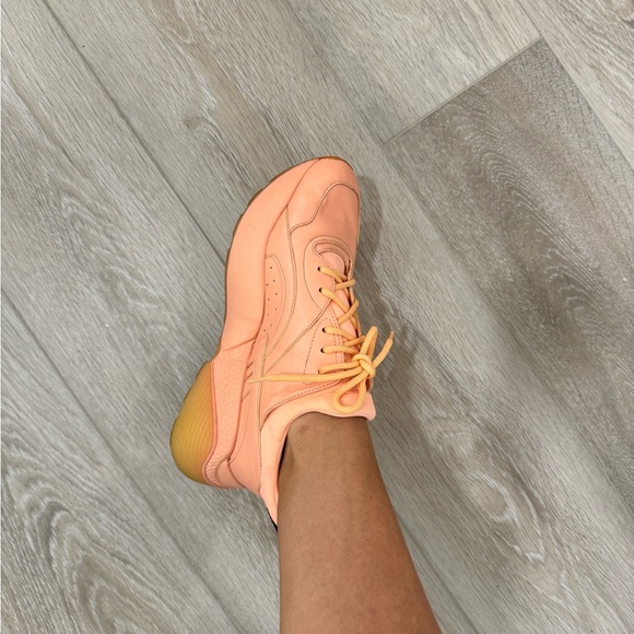 Good condition sneakers. I just changed my style and I don’t wear it anymore - Picture 4 of 8